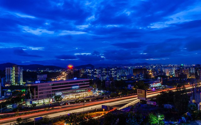 Luxuryus 17 Seater Urbania on rent Pune to Mumbai